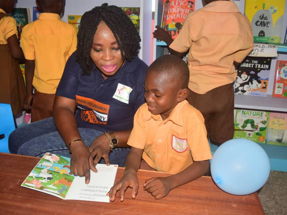 CEO-helping-a-boy-to-read